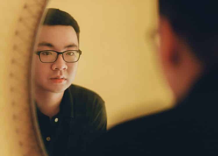 pexels-min-an-étudiant qui se regarde dans le miroir Ces choses qui te montrent que t'as pris un coup de vieux