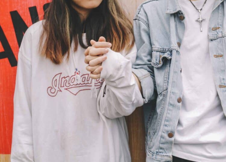 pexels-tan-danh-etudiants qui se tiennent la main - Les phrases que ta copine ne te dira jamais