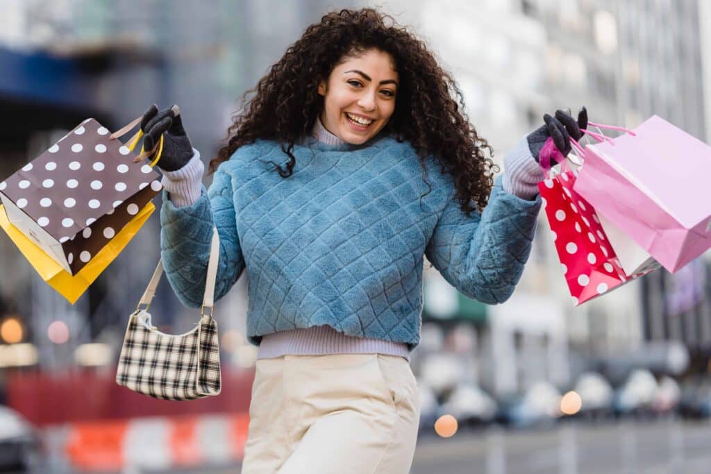 pexels-tim-douglas-etudiante qui fait du shopping - Ces choses qui devraient revenir à la mode