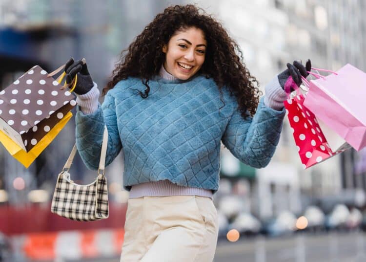 pexels-tim-douglas-etudiante qui fait du shopping - Ces choses qui devraient revenir à la mode