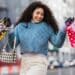 pexels-tim-douglas-etudiante qui fait du shopping - Ces choses qui devraient revenir à la mode
