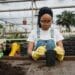 pexels-tima-miroshnichenko-etudiante qui jardine -Top 5 des jobs manuels