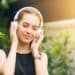 pexels-tirachard-kumtanom-femme qui écoute de la musique dehors _ Les bienfaits de la musique sur notre vie étudiante