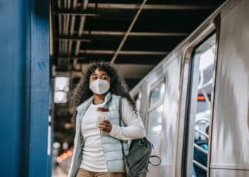 pexels-uriel-mont-etudiante qui porte un masque qui sort du metro Les bonnes raisons de se moquer du regard des autres