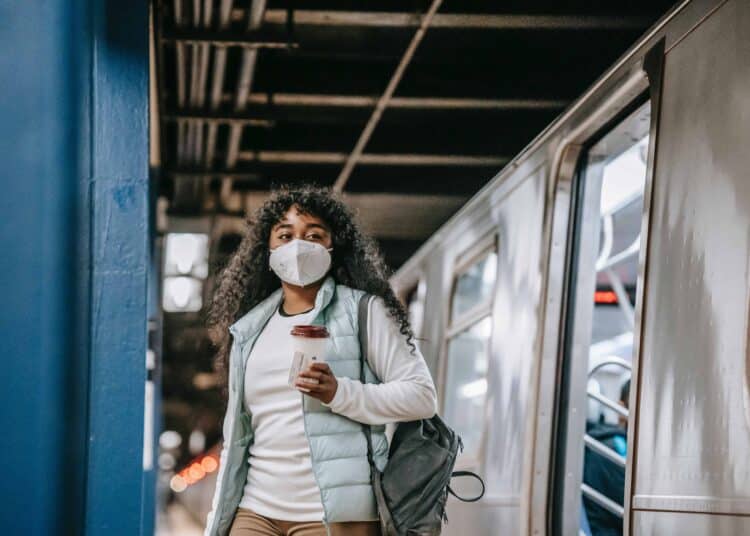 pexels-uriel-mont-etudiante qui porte un masque qui sort du metro Les bonnes raisons de se moquer du regard des autres