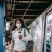 pexels-uriel-mont-etudiante qui porte un masque qui sort du metro Les bonnes raisons de se moquer du regard des autres