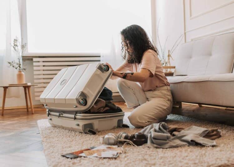 pexels-vlada-karpovich-étudiante qui fait sa valise - Top 5 des villes où partir en Erasmus