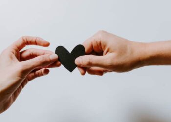 unsplash - Kelly Sikkema - deux mains qui tiennent un coeur en papier du bout des doigts - les mauvaises raisons de se remettre en couple