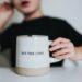 unsplash - Nathan Dumlao - enfant qui tient une tasse où il est écrit see the good dans sa main - et si on optait pour le positif ?