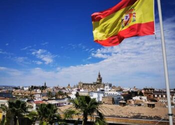 unsplash - Robin M - drapeau de l'Espagne dans la ville - palmiers et beau temps - les 5 raisons d'apprendre l'espagnol