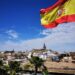 unsplash - Robin M - drapeau de l'Espagne dans la ville - palmiers et beau temps - les 5 raisons d'apprendre l'espagnol