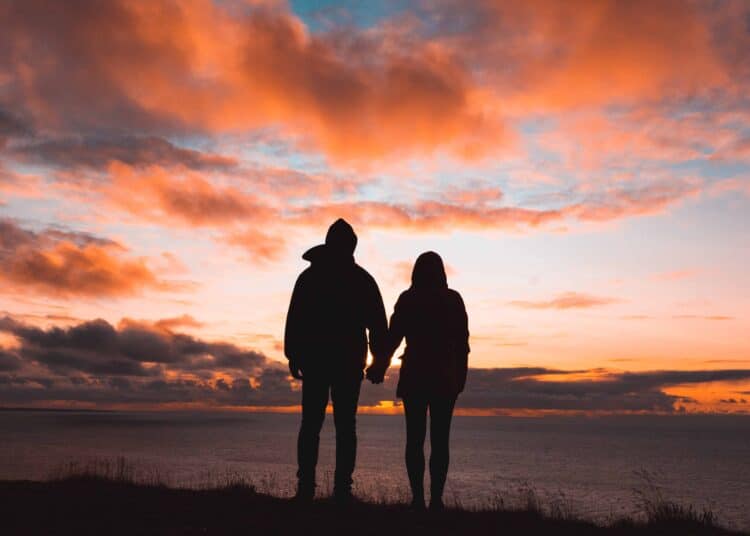 unsplash - alex-iby-couple étudiant devant un coucher de soleil - Comment organiser une soirée romantique quand on est étudiant