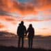 unsplash - alex-iby-couple étudiant devant un coucher de soleil - Comment organiser une soirée romantique quand on est étudiant