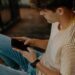 unsplash-hannah-busing - garçon sur son telephone - 7 memes qui resument bien ton mois de mai d'etudiant