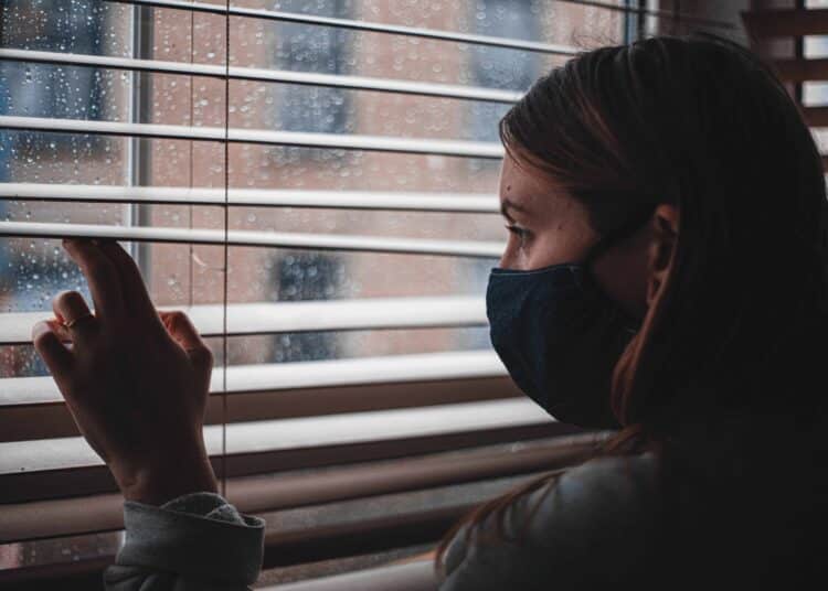 unsplash-hedgehog-digital-etudiante qui regarde par la fenêtre - Les réactions du confinement