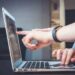 unsplash - john Schnobrich - deux mains sur un ordinateur - Le salon virtuel SIEP remplace-t-il celui du réel
