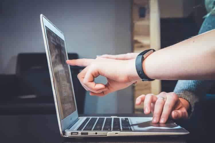 unsplash - john Schnobrich - deux mains sur un ordinateur - Le salon virtuel SIEP remplace-t-il celui du réel