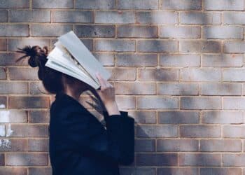 unsplash-siora-photography - jeune femme se tape la tete avec feuille - 6 moments qui vont te rappeler qu'il fallait etudier plus tot