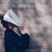 unsplash-siora-photography - jeune femme se tape la tete avec feuille - 6 moments qui vont te rappeler qu'il fallait etudier plus tot