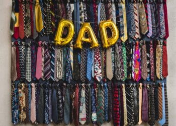 unsplash - tim-mossholder-cravates et ballons qui forment le mot dad - Cadeaux pour la fête des pères