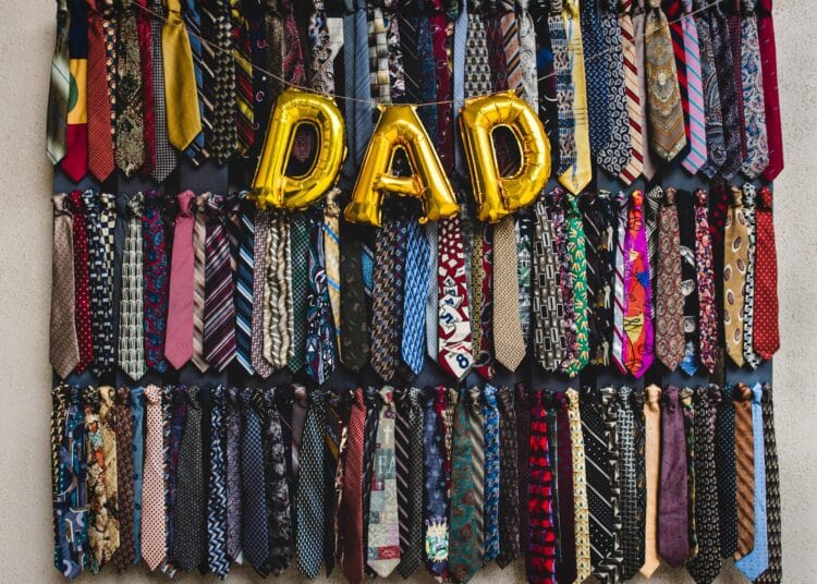 unsplash - tim-mossholder-cravates et ballons qui forment le mot dad - Cadeaux pour la fête des pères