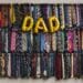 unsplash - tim-mossholder-cravates et ballons qui forment le mot dad - Cadeaux pour la fête des pères