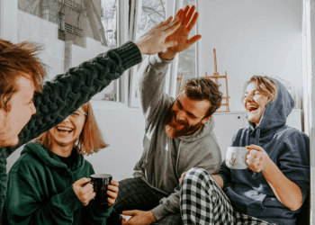 unsplash - toa-heftiba - 4 potes qui rigolent dans un kot - guide de survie de l'étudiant en coloc