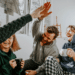 unsplash - toa-heftiba - 4 potes qui rigolent dans un kot - guide de survie de l'étudiant en coloc