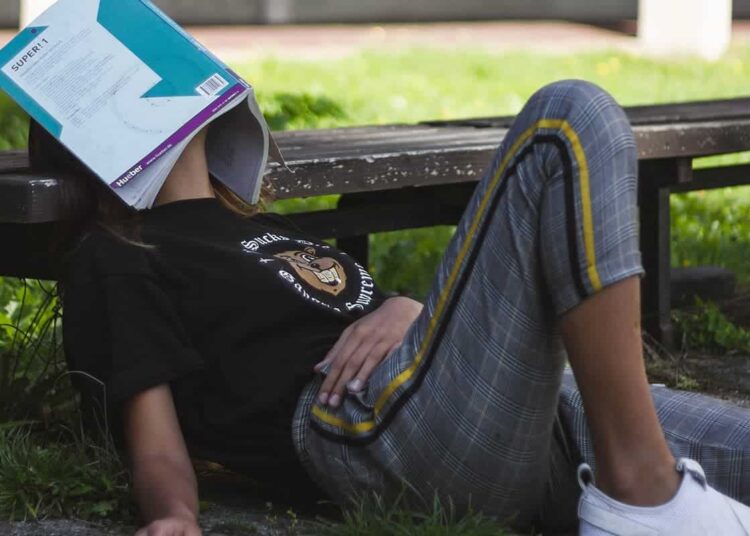 unsplash-tony-tran - etudiante qui se repose - 6 memes qui vont te rappeler que t'es un vrai flemmard