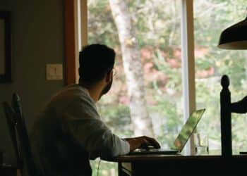 unsplash-yasmina-h - etudiant travaillant a la maison - 10 gifs etudiants qui resument leur annee 2020-2021