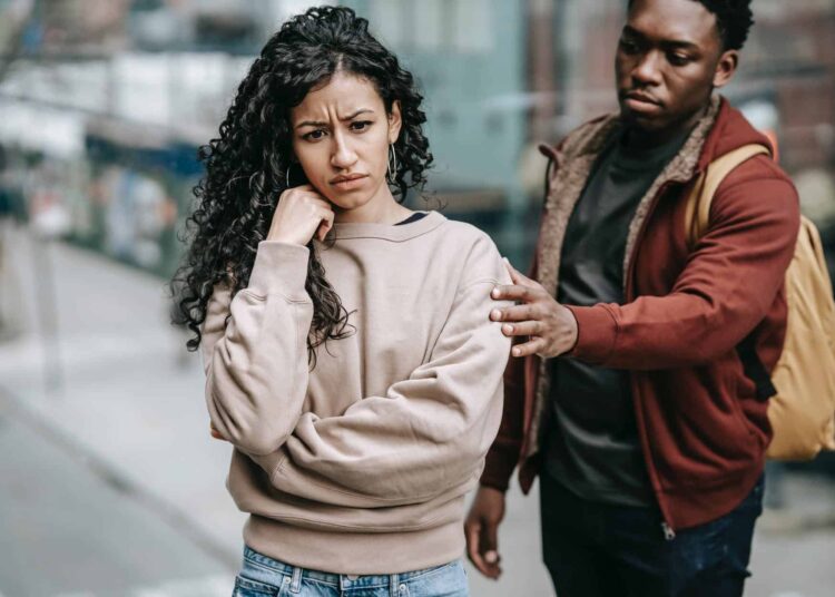 pexels - Keira Burton - homme qui essaye de retenir une femme qui part et qui met sa main sur son menton - preuves que ton date se passe mal