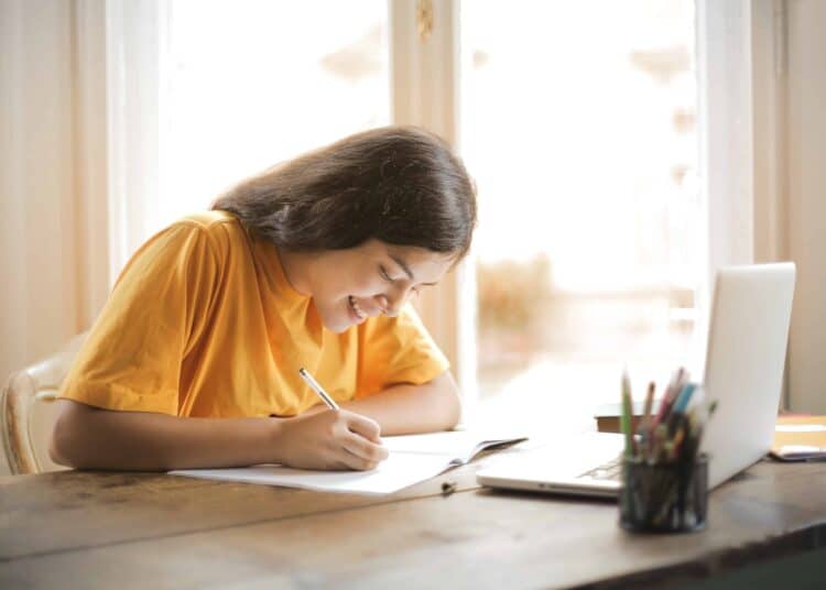 pexels-andrea-piacquadio-étudiante qui travaille pour l'école Que préfères-tu Version examen