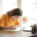 pexels-andrea-piacquadio-étudiante qui travaille pour l'école Que préfères-tu Version examen