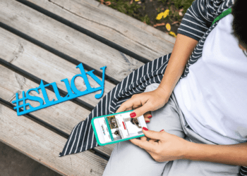 pexels-artem-beliaikin - fille sur son gsm - 7 memes qui resument bien ton mois de juin d'etudiant