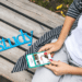 pexels-artem-beliaikin - fille sur son gsm - 7 memes qui resument bien ton mois de juin d'etudiant