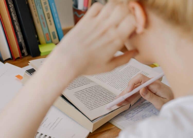 pexels-cottonbro - fille qui etudie - 7 gifs d'étudiants qui résument leur état face aux examens de juin