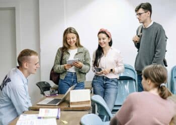 pexels-ivan-samkov-étudiants rassemblés qui parlent - Top 5 des trucs que tous les étudiants ont dans leur kot