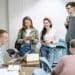 pexels-ivan-samkov-étudiants rassemblés qui parlent - Top 5 des trucs que tous les étudiants ont dans leur kot