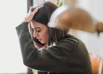 pexels-liza-summer - fille stressee - 5 memes qui vont te rappeler le stress des examens oraux