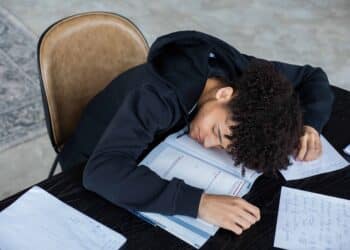 pexels-monstera - garçon qui dort sur ses cours - 7 moments que tu vis en période d'examen