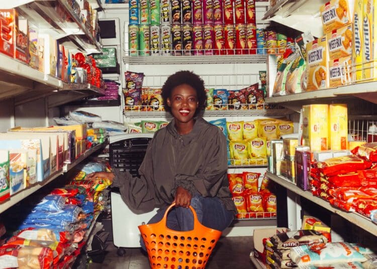 pexels-rfstudio-fills dans les rayons d'un magason - top 10 des raisons d'avoir un job étudiant dans un supermarché