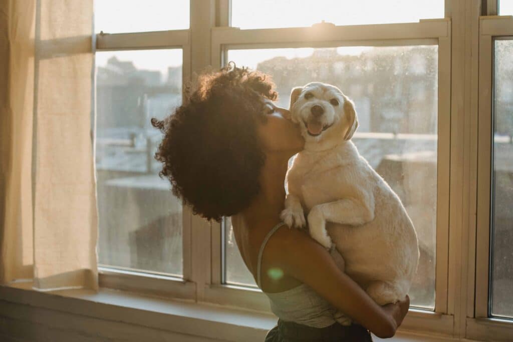 pexels-samson-katt-étudiante qui embrasse son chien - Les qualités et les défauts de ton signe astrologique