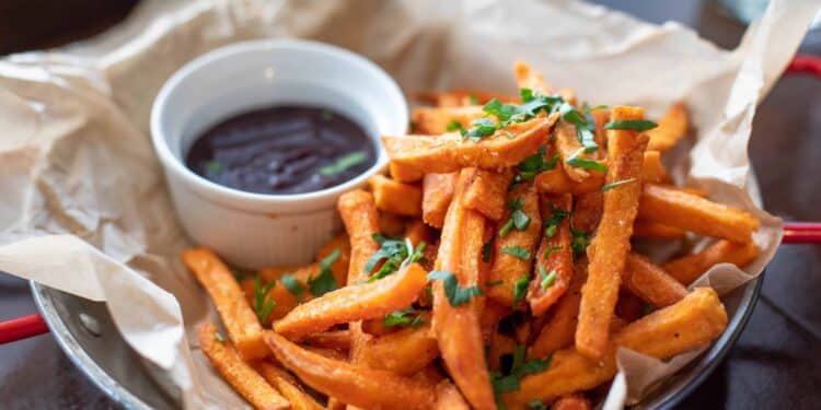 pexels-valeria-boltneva-frites de patates douce avec sauce - Les frites de patates douces pour se faire plaisir sans culpabiliser