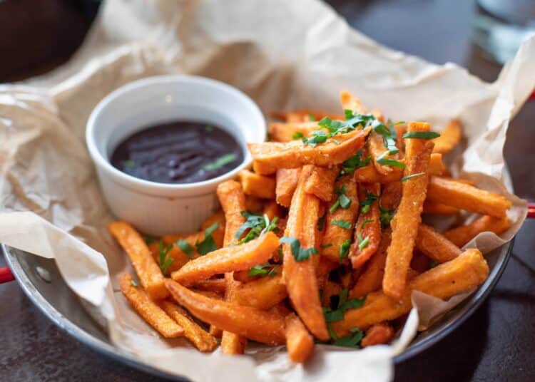 pexels-valeria-boltneva-frites de patates douce avec sauce - Les frites de patates douces pour se faire plaisir sans culpabiliser