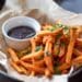 pexels-valeria-boltneva-frites de patates douce avec sauce - Les frites de patates douces pour se faire plaisir sans culpabiliser