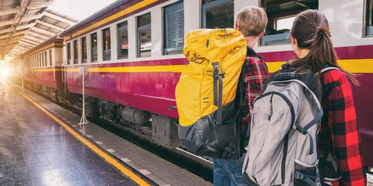 pexels-veerasak-piyawatanakul-deux jeunes devant un train - Les 6 raisons de prendre le train pour voyager