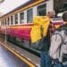 pexels-veerasak-piyawatanakul-deux jeunes devant un train - Les 6 raisons de prendre le train pour voyager