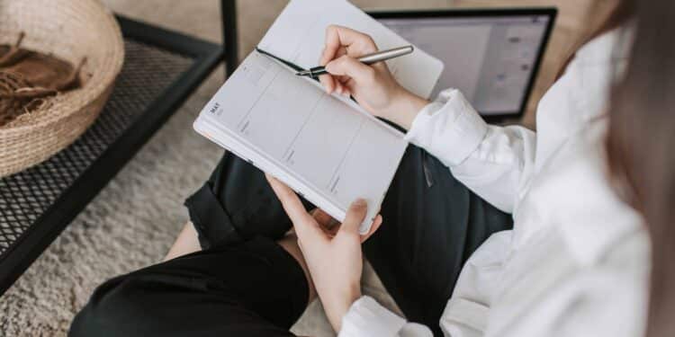 pexels-vlada-karpovich-étudiante qui écrit dans un agenda - Top 5 des agendas les plus cool