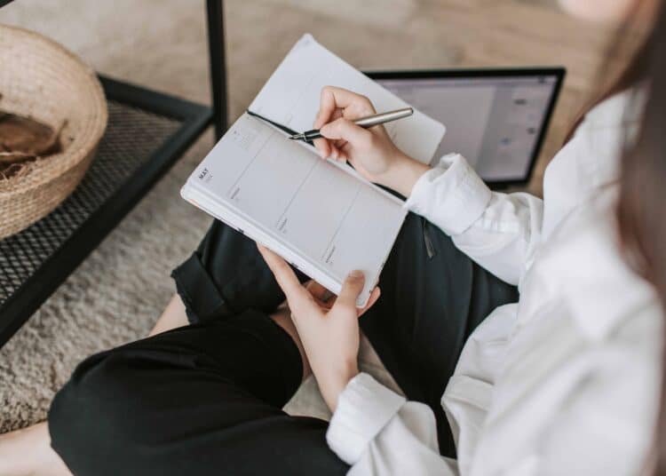 pexels-vlada-karpovich-étudiante qui écrit dans un agenda - Top 5 des agendas les plus cool