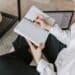 pexels-vlada-karpovich-étudiante qui écrit dans un agenda - Top 5 des agendas les plus cool